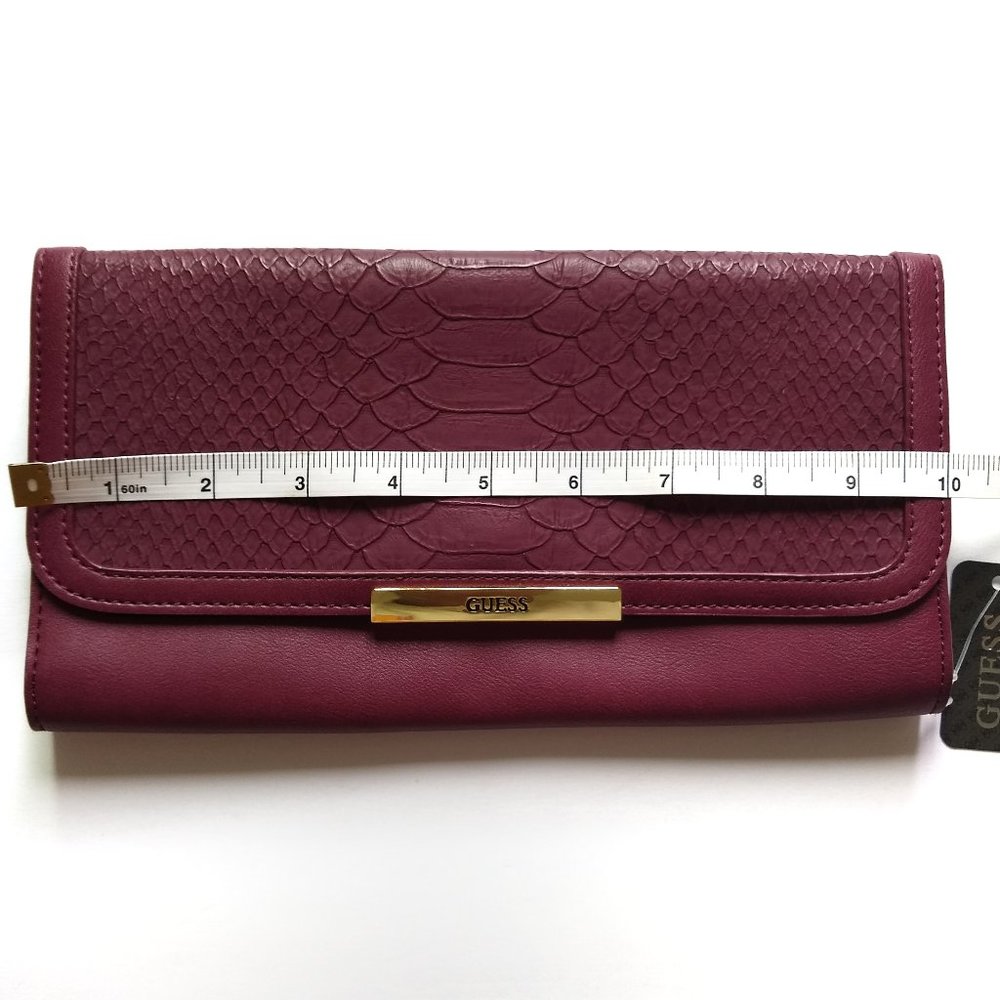 🌸2/$15 sale! GUESS Sandy Travel Clutch in Wine Snake - Picture 4 of 6